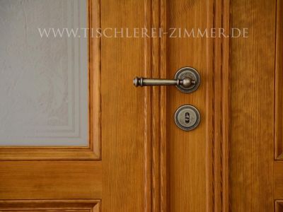 Zierprofile der Kassettentür mit Drückergarnitur - Innentür im Landhausstil