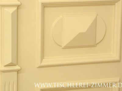 Verzierungen der Kassettentür