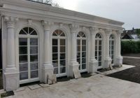 Große Denkmalfenster mit Kreisbogen