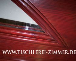 Lasierte Oberfläche einer moderne Haustür aus Holz