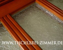 Ornamentglas einer modernen Haustür