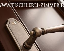 modernen Haustür aus Holz - Türklinke