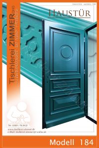 Haustür mit Schnitzereien in blaugrün