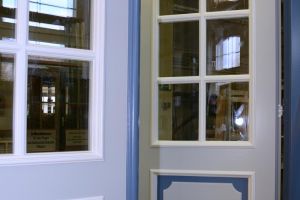 zweiflügelige Haustür - mehrfarbige Massivholztür im Landhausstil