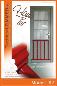 schlanke Haustür mit farbig abgesetzten Zierleisten - Modell 82