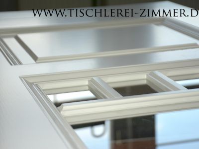 traditionelle Kassettentür mit Sprossen