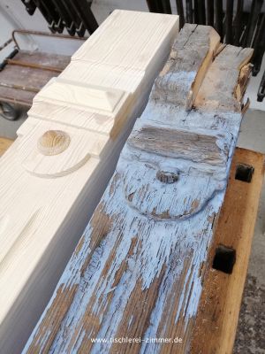 alter Balken und neuer Balken - Zierbalken aus Holz für Ladeneingangstür