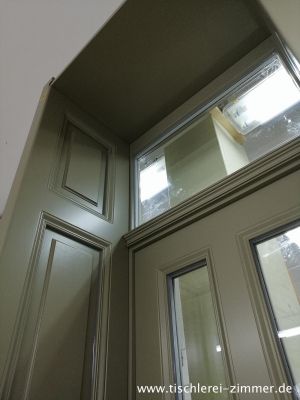 Kassettentür mit Zierfutter und Oberlicht für Ladeneingangstür aus Holz