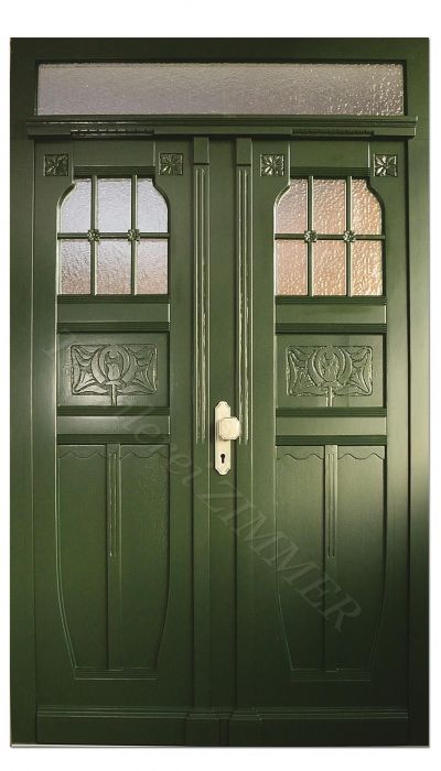 zweiflügelige Haustür im Jugendstil mit Schnitzerei