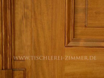 lasierte Oberfläche der Kassettentür im Landhausstil