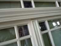 Detailansicht Fenster mit bunten Glasscheiben