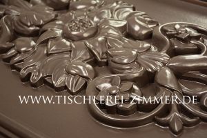 lackierte Schnitzerei - florales Motiv