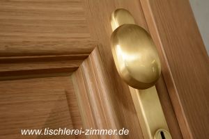 Haustür aus Eiche massiv - Türknauf in Gold-Ton