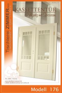 weiße zweiflügelige Kassettentür mit Kassettenfüllung und Glasteil mit aufgesiegelten Ziersprossen