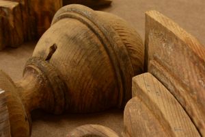 große Zierelemente der alten Haustür der Gründerzeit