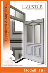 hellgraue Haustür mit dunkel abgesetzten Zierleisten und Oberlicht