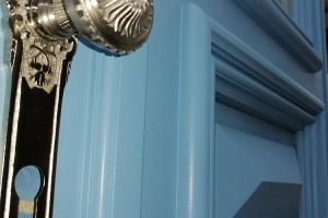 2 flügelige historische Haustür aus Holz - Türknauf