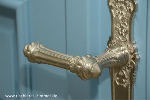 2 flügelige historische Haustür aus Holz - Türklinke