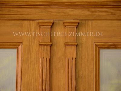 Zierkapitell und Schlagleisten der Innentür nach historischem Vorbild im Landhausstil