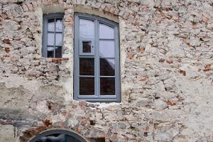 sanierter Hof mit neuen Fenstern