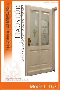 traditionelle Haustür in beige lackiert mit Kassettenfüllung unten und sandgestrahltem Motivglas oben