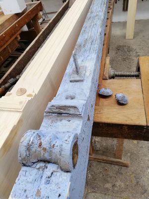 alter Balken und neuer Balken - Zierbalken aus Holz für Ladeneingangstür