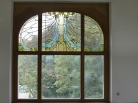 Fenster mit Bleiglasmotiv (Jugendstil)