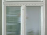 Segmentbogenfenster mit Zinnenfries