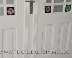 zweiflügelige Kassettentür mit geschliffenen Glasecken und Ornamentglas