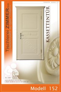 weiße Kassettentür mit geschnitzter Blüte und Türkranz