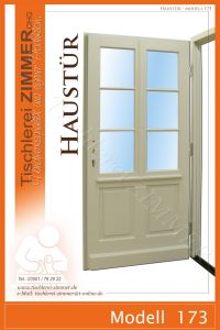 weiße Haustür mit Glaseinsatz und Kassettenfüllung