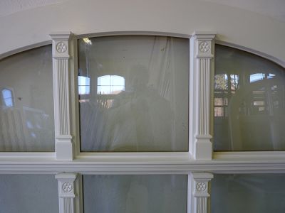 Bogenfenster mit Zierkapitell