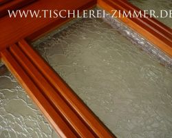 moderne Haustür mit Ornamentglasscheibe