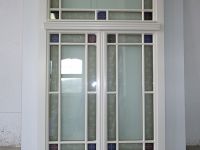 Denkmalschutzfenster Außenansicht mit bunten Glasscheiben