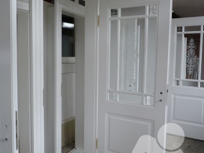 Stiltür mit Ornamentglas und Schmuckaufsatz