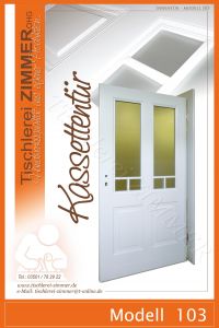 weiße Kassettentür mit Sprossen im Glasteil