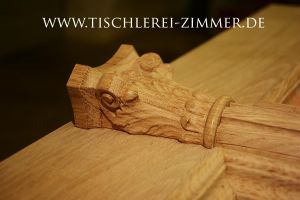 geschnitztes Kapitell aus Eiche