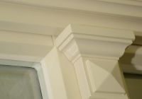 Kapitell mit Zierkämpfer