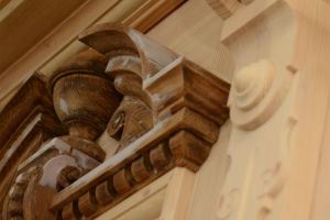 restaurierte Zierelemente der Haustür