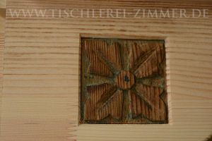 alte Schnitzerei in neuer Tür