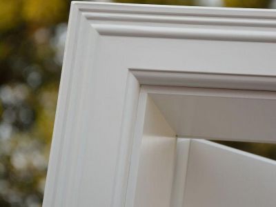 weiße Innentür mit Zarge