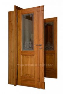 zweiflügelige Kassettentür mit Ornamentglas im Landhausstil