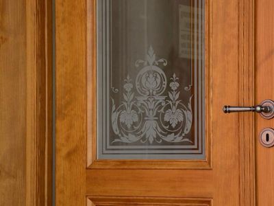 lasierte Kassettentür mit Ornamentglas im Landhausstil