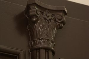 Haustür mit Kapitell und Zierprofilen