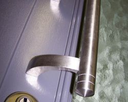 Moderne Haustür mit Stoßgriff