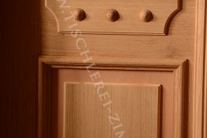 Zierfüllung in der Eichentür