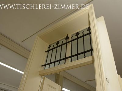 Kassettentür - Oberlicht mit historischem Ziergitter - Innentür Altbau