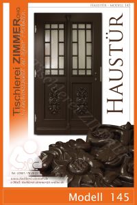 Haustür mit aufwendigen Schnitzereien