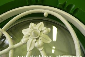 hist. Ziergitter mit Blühte