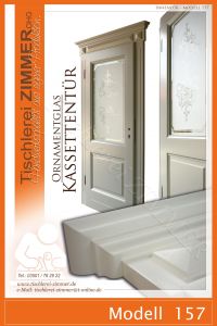 weiße Innentür mit Ornamentglasschiebe und individuellem Türkranz